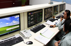 工作人員正在監控運行情況