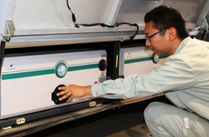 工作人員正在檢查設備