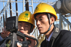 電力工作者正在認真研究工作