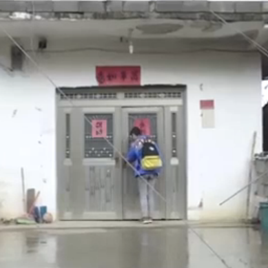 《肩背上的家》
