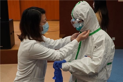 無法握手，但始終并肩
