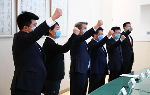 出征誓師大會上，泰康保險集團高管鼓舞士氣