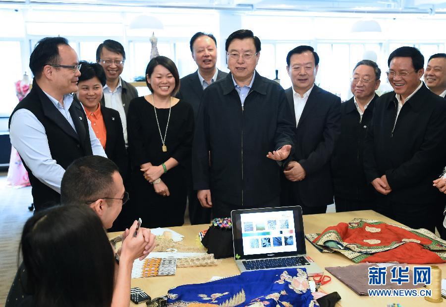 5月8日至11日,中共中央政治局常委、全國人大常委會委員長張德江在浙江調研。這是5月9日,張德江來到位于嘉興市的雅瑩服裝有限公司,了解公司的服裝設計、生產和銷售情況。新華社記者 馬占成 攝  5月8日至11日,中共中央政治局常委、全國人大常委會委員長張德江在浙江調研。這是5月9日,張德江來到位于嘉興市的雅瑩服裝有限公司,了解公司的服裝設計、生產和銷售情況。新華社記者 馬占成 攝