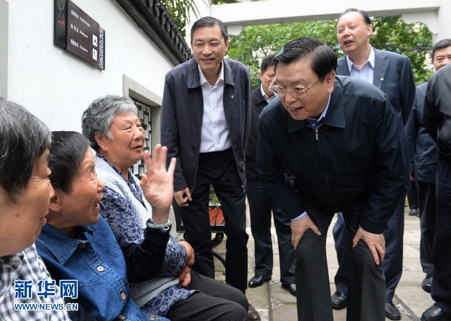 這是5月10日,張德江來到杭州市小營街道調研,并與市民親切交談。新華社記者 馬占成 攝  這是5月10日,張德江來到杭州市小營街道調研,并與市民親切交談。新華社記者 馬占成 攝