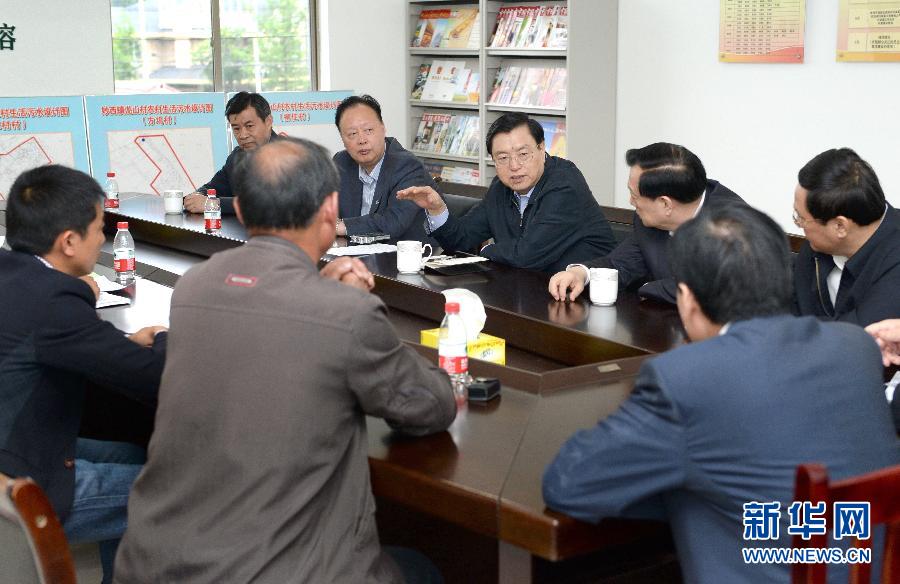 這是5月9日,張德江到湖州市妙西鎮調研,與基層人大代表座談。新華社記者 馬占成 攝  這是5月9日,張德江到湖州市妙西鎮調研,與基層人大代表座談。新華社記者 馬占成 攝