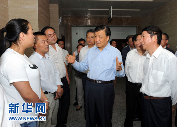 這是7月18日,劉云山在青海省政府行政服務和公共資源交易中心調研。新華社記者 饒愛民 攝 這是7月18日,劉云山在青海省政府行政服務和公共資源交易中心調研。新華社記者 饒愛民 攝