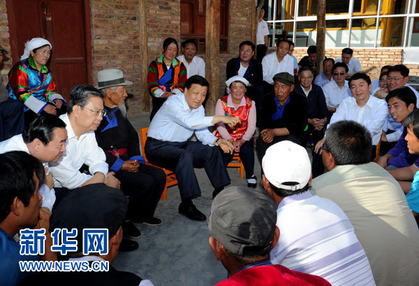 這是7月17日,劉云山在海東市互助土族自治縣東山鄉白牙合村同基層干部群眾座談。新華社記者 饒愛民 攝  這是7月17日,劉云山在海東市互助土族自治縣東山鄉白牙合村同基層干部群眾座談。新華社記者 饒愛民 攝
