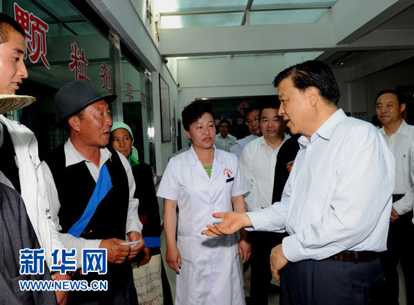 這是7月17日,劉云山在海東市互助土族自治縣中醫院調研。新華社記者 饒愛民 攝 這是7月17日,劉云山在海東市互助土族自治縣中醫院調研。新華社記者 饒愛民 攝