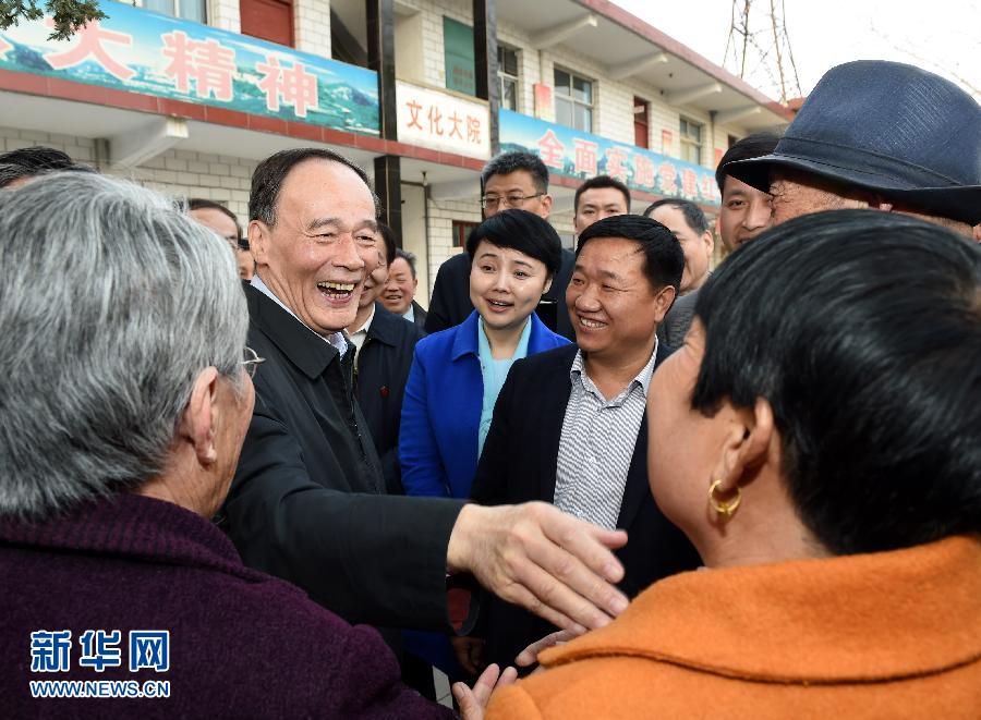 3月27日至28日,中共中央政治局常委、中央紀委書記王岐山到河南省調研,并主持召開座談會。這是3月27日王岐山在河南林州姚村鎮馮家口村同村民親切交談。 新華社記者 饒愛民 攝 3月27日至28日,中共中央政治局常委、中央紀委書記王岐山到河南省調研,并主持召開座談會。這是3月27日王岐山在河南林州姚村鎮馮家口村同村民親切交談。 新華社記者 饒愛民 攝