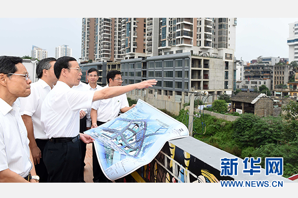 9月16日至18日,中共中央政治局常委、國務院副總理張高麗在廣西調研。這是9月16日,張高麗實地考察南寧水街棚戶區改造項目現場。 新華社記者張鐸攝  9月16日至18日,中共中央政治局常委、國務院副總理張高麗在廣西調研。這是9月16日,張高麗實地考察南寧水街棚戶區改造項目現場。 新華社記者張鐸攝