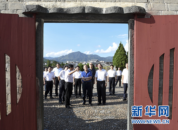 9月24日至26日,中共中央政治局常委、中央紀委書記王岐山在福建調研。這是9月24日,王岐山在上杭縣古田鎮參觀古田會議會址。新華社記者張鐸攝 9月24日至26日,中共中央政治局常委、中央紀委書記王岐山在福建調研。這是9月24日,王岐山在上杭縣古田鎮參觀古田會議會址。新華社記者張鐸攝