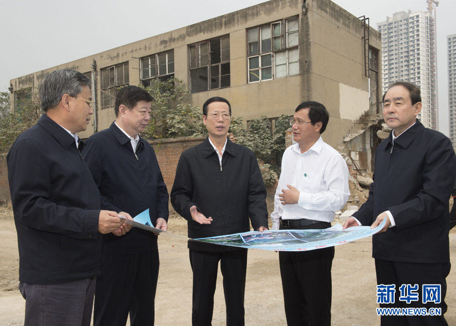 10月22日至23日,中共中央政治局常委、國務院副總理張高麗在山東調研扶貧工作情況。這是10月22日,張高麗就整體搬遷脫貧實地考察濟寧東南片區還遷安置區暨東南華城棚戶區改造項目。 新華社記者 王曄 攝 10月22日至23日,中共中央政治局常委、國務院副總理張高麗在山東調研扶貧工作情況。這是10月22日,張高麗就整體搬遷脫貧實地考察濟寧東南片區還遷安置區暨東南華城棚戶區改造項目。 新華社記者 王曄 攝
