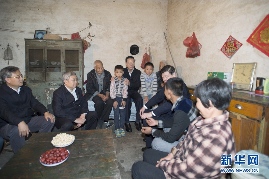 10月22日至23日,中共中央政治局常委、國務院副總理張高麗在山東調研扶貧工作情況。這是10月22日,張高麗在菏澤市巨野縣田莊鎮后屯村入戶看望生活困難村民。 新華社記者 王曄 攝 10月22日至23日,中共中央政治局常委、國務院副總理張高麗在山東調研扶貧工作情況。這是10月22日,張高麗在菏澤市巨野縣田莊鎮后屯村入戶看望生活困難村民。 新華社記者 王曄 攝