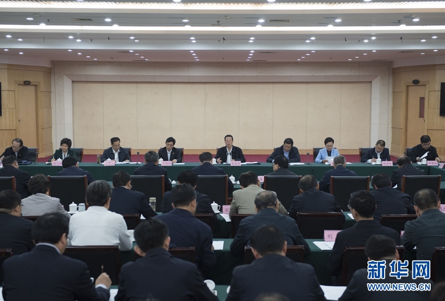 10月22日至23日,中共中央政治局常委、國務院副總理張高麗在山東調研扶貧工作情況。這是10月23日,張高麗在菏澤市主持召開扶貧工作座談會。 新華社記者 王曄 攝 10月22日至23日,中共中央政治局常委、國務院副總理張高麗在山東調研扶貧工作情況。這是10月23日,張高麗在菏澤市主持召開扶貧工作座談會。 新華社記者 王曄 攝