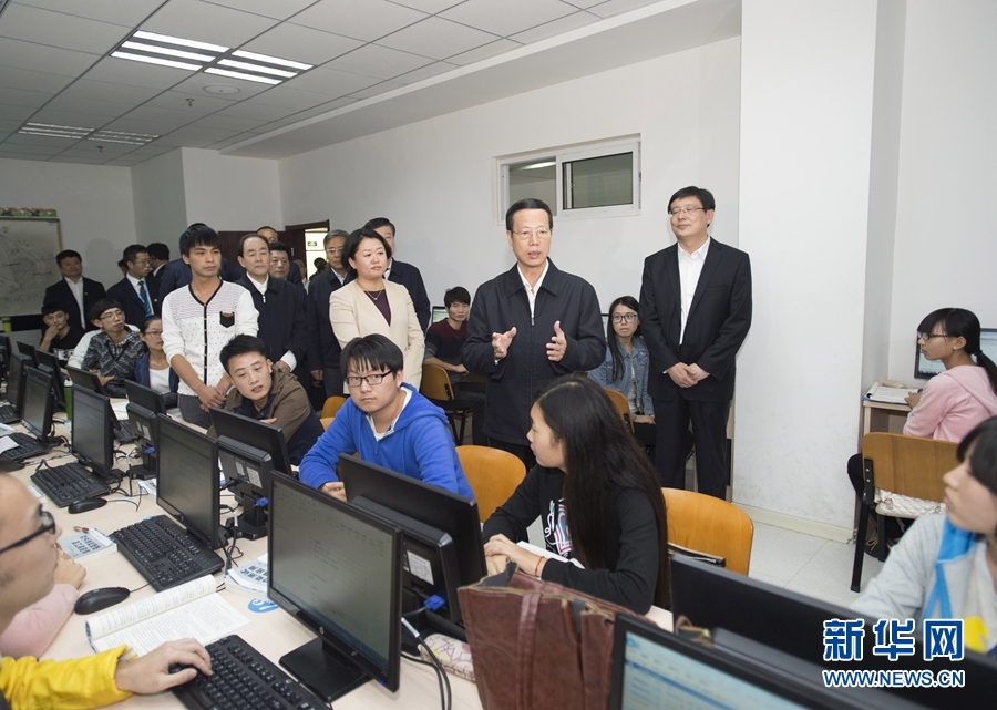 10月22日至23日,中共中央政治局常委、國務院副總理張高麗在山東調研扶貧工作情況。這是10月22日,張高麗在濟寧市惠普軟件人才實訓基地調研教育培訓脫貧有關情況。 新華社記者 王曄 攝 10月22日至23日,中共中央政治局常委、國務院副總理張高麗在山東調研扶貧工作情況。這是10月22日,張高麗在濟寧市惠普軟件人才實訓基地調研教育培訓脫貧有關情況。 新華社記者 王曄 攝