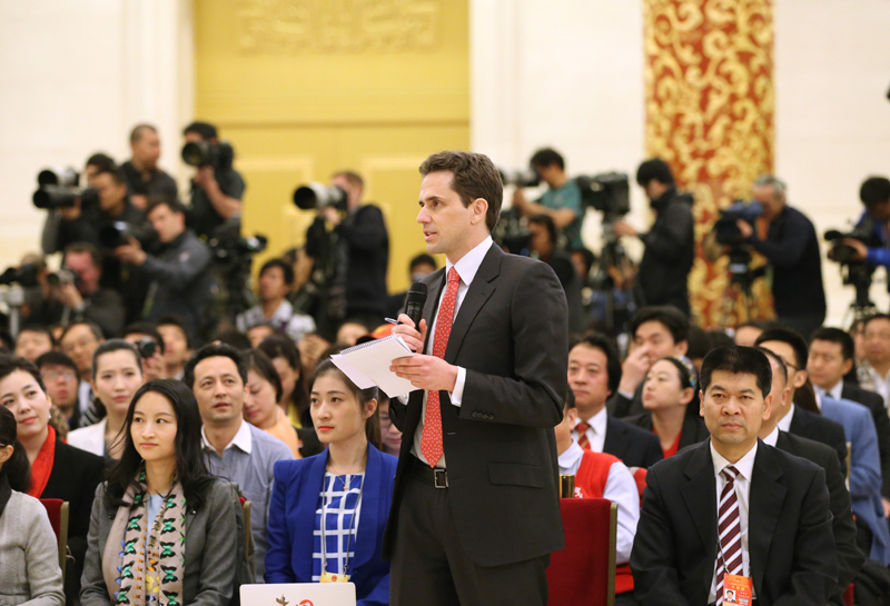 3月15日,國務院總理李克強在北京人民大會堂與中外記者見面,并回答記者提問。這是一位記者在提問。 新華社記者 劉衛兵攝 3月15日,國務院總理李克強在北京人民大會堂與中外記者見面,并回答記者提問。這是一位記者在提問。 新華社記者 劉衛兵攝