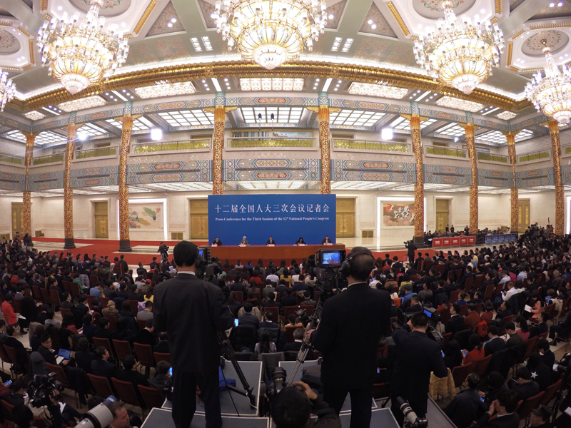 3月15日,國務院總理李克強在北京人民大會堂與中外記者見面,并回答記者提問。 新華社記者陳曄華攝 3月15日,國務院總理李克強在北京人民大會堂與中外記者見面,并回答記者提問。 新華社記者陳曄華攝