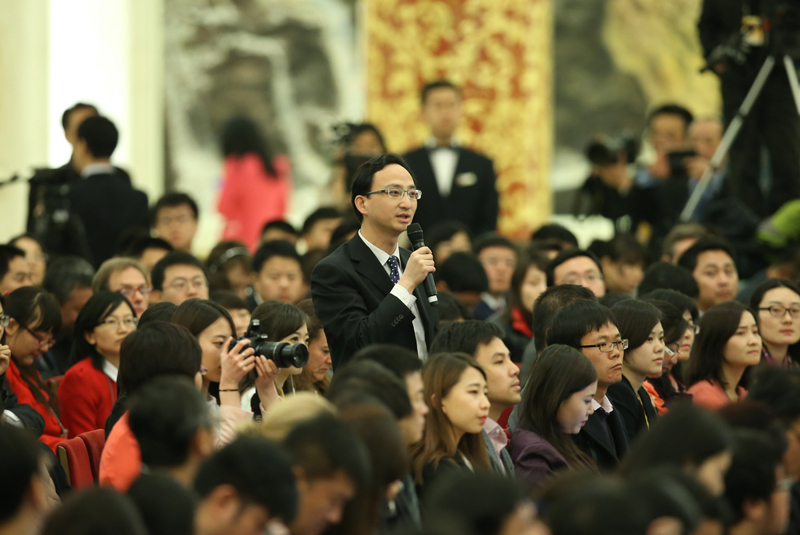 3月15日,國務院總理李克強在北京人民大會堂與中外記者見面,并回答記者提問。這是一位記者在提問。 新華社記者 龐興雷 攝 3月15日,國務院總理李克強在北京人民大會堂與中外記者見面,并回答記者提問。這是一位記者在提問。 新華社記者 龐興雷 攝