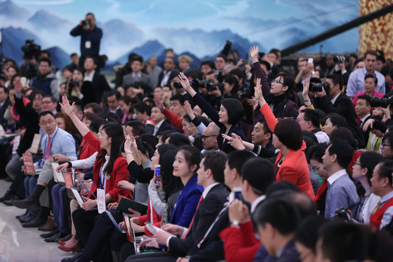 3月15日,國務院總理李克強在北京人民大會堂與中外記者見面,并回答記者提問。這是記者舉手爭取提問機會。 新華社記者 才揚 攝 3月15日,國務院總理李克強在北京人民大會堂與中外記者見面,并回答記者提問。這是記者舉手爭取提問機會。 新華社記者 才揚 攝