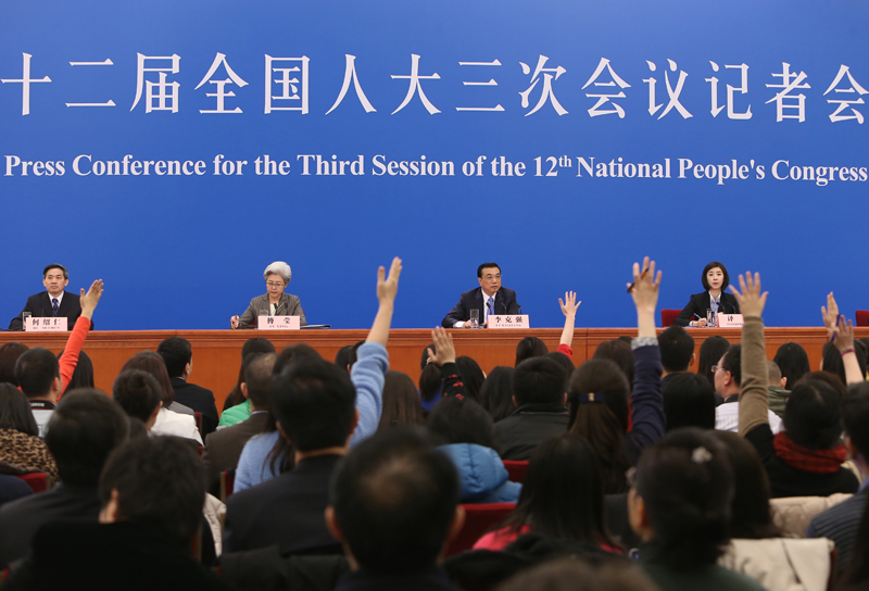 3月15日,國務院總理李克強在北京人民大會堂與中外記者見面,并回答記者提問。新華社記者 呂迅 攝 3月15日,國務院總理李克強在北京人民大會堂與中外記者見面,并回答記者提問。新華社記者 呂迅 攝