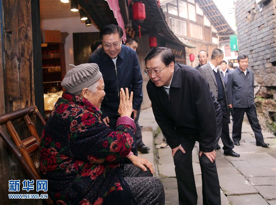 這是11月21日,張德江在宜賓李莊鎮同濟社區與居民親切交談。 新華社記者 劉衛兵 攝  這是11月21日,張德江在宜賓李莊鎮同濟社區與居民親切交談。 新華社記者 劉衛兵 攝