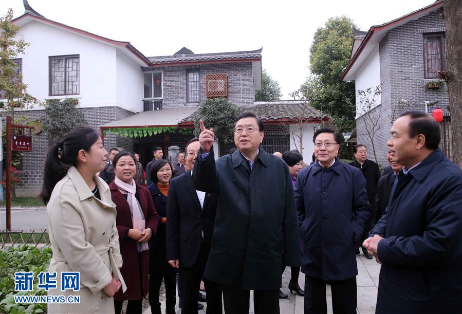 這是11月22日,張德江來到成都郫縣青杠樹村,了解村民委員會工作情況。 新華社記者 劉衛兵 攝  這是11月22日,張德江來到成都郫縣青杠樹村,了解村民委員會工作情況。 新華社記者 劉衛兵 攝