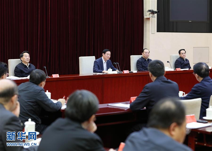 2月17日,在習近平總書記主持召開黨的新聞輿論工作座談會并發表重要講話一周年之際,中宣部在北京召開2017年新聞戰線“新春走基層”活動座談會。中共中央政治局委員、中央書記處書記、中宣部部長劉奇葆出席會議并講話。新華社記者 王曄 攝
  2月17日,在習近平總書記主持召開黨的新聞輿論工作座談會并發表重要講話一周年之際,中宣部在北京召開2017年新聞戰線“新春走基層”活動座談會。中共中央政治局委員、中央書記處書記、中宣部部長劉奇葆出席會議并講話。新華社記者 王曄 攝