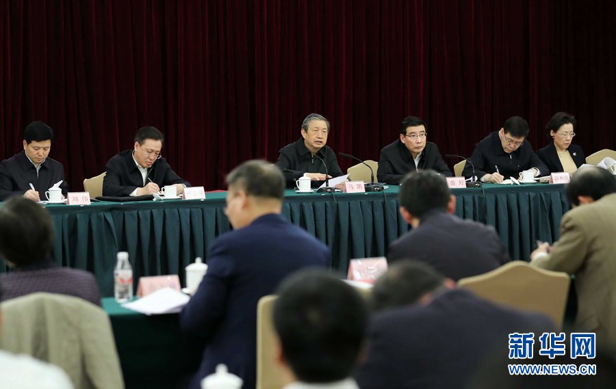 2月28日,國家新材料產業發展專家咨詢委員會成立大會在北京召開。中共中央政治局委員、國務院副總理、國家新材料產業發展領導小組組長馬凱出席會議并講話。新華社記者劉衛兵攝  2月28日,國家新材料產業發展專家咨詢委員會成立大會在北京召開。中共中央政治局委員、國務院副總理、國家新材料產業發展領導小組組長馬凱出席會議并講話。新華社記者劉衛兵攝