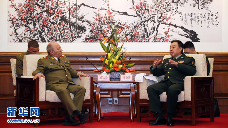 3月28日,中央軍委副主席范長龍在北京釣魚臺國賓館會見來華訪問的古巴革命武裝力量部部長萊奧波爾多·辛特拉。 新華社發(劉芳 攝)  3月28日,中央軍委副主席范長龍在北京釣魚臺國賓館會見來華訪問的古巴革命武裝力量部部長萊奧波爾多·辛特拉。 新華社發(劉芳 攝)