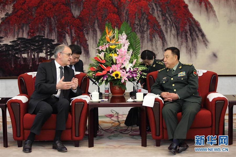 3月31日,中央軍委副主席范長龍在北京會見來訪的瑞士國防、民防和體育部長帕莫蘭。 新華社記者 劉芳 攝 3月31日,中央軍委副主席范長龍在北京會見來訪的瑞士國防、民防和體育部長帕莫蘭。 新華社記者 劉芳 攝