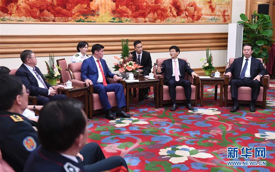 5月8日,中共中央政治局委員、中央政法委書記孟建柱在北京中南海會見蒙古國法律內務部部長賓巴朝格特。 新華社記者 張鐸 攝 5月8日,中共中央政治局委員、中央政法委書記孟建柱在北京中南海會見蒙古國法律內務部部長賓巴朝格特。 新華社記者 張鐸 攝