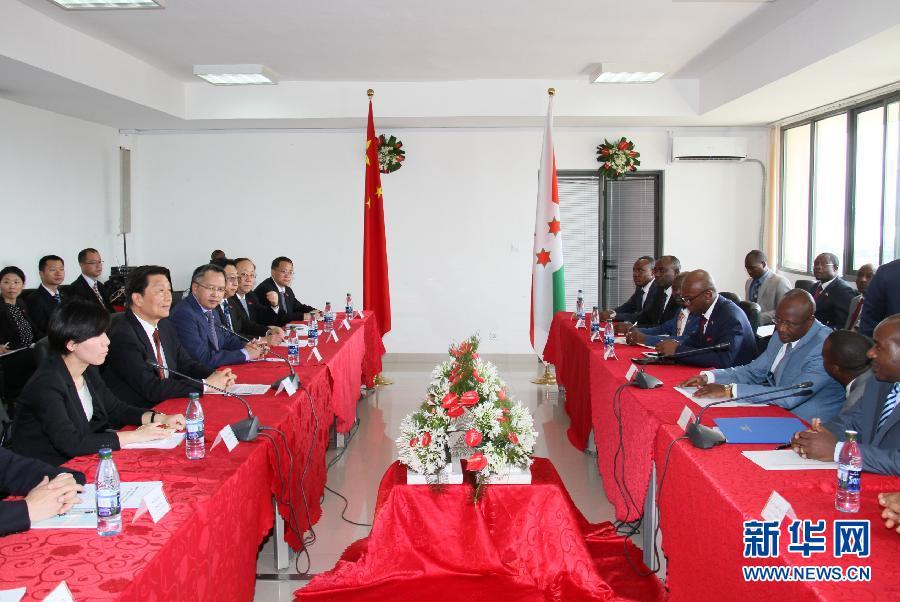 5月11日,中國國家副主席李源潮在布瓊布拉與布隆迪第一副總統辛迪姆沃和第二副總統布托雷舉行會談。 新華社記者呂天然攝  5月11日,中國國家副主席李源潮在布瓊布拉與布隆迪第一副總統辛迪姆沃和第二副總統布托雷舉行會談。 新華社記者呂天然攝