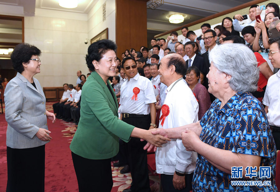 6月16日,中共中央政治局委員、國務院副總理劉延東在北京看望出席中國人口福利基金會成立30周年座談會的歷屆“中華人口獎”獲獎者代表。新華社記者 饒愛民 攝 6月16日,中共中央政治局委員、國務院副總理劉延東在北京看望出席中國人口福利基金會成立30周年座談會的歷屆“中華人口獎”獲獎者代表。新華社記者 饒愛民 攝