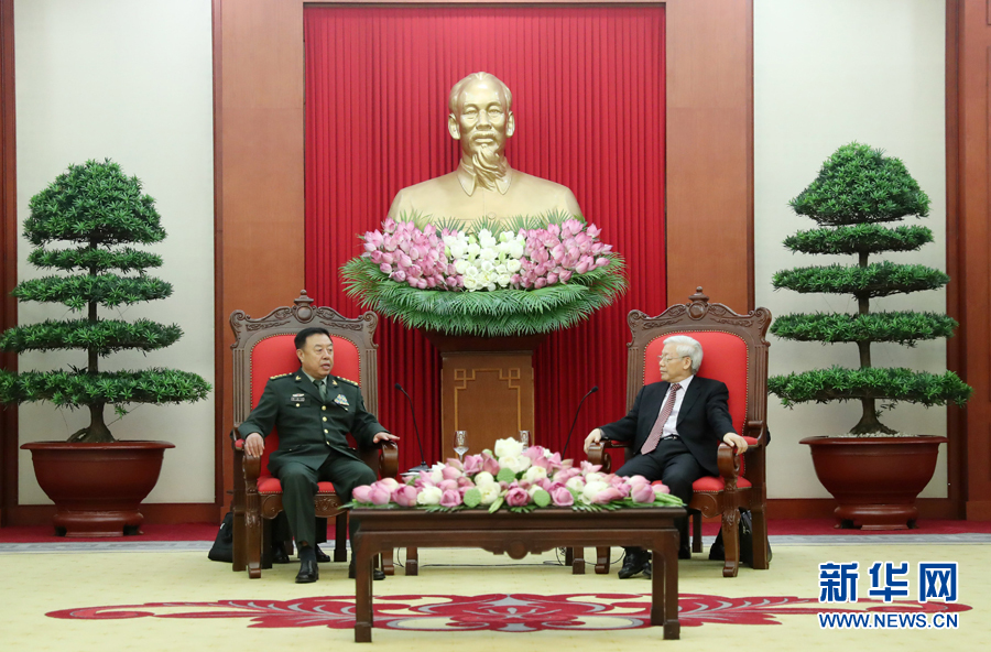 6月18日,在越南首都河內,正在越南訪問的中央軍委副主席范長龍(左)會見越共中央總書記阮富仲。 新華社發(李曉偉攝)  6月18日,在越南首都河內,正在越南訪問的中央軍委副主席范長龍(左)會見越共中央總書記阮富仲。 新華社發(李曉偉攝)
