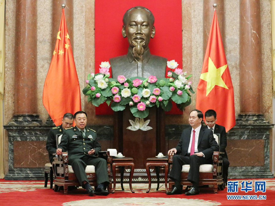 6月18日,在越南首都河內,正在越南訪問的中央軍委副主席范長龍(左前)會見越南國家主席陳大光(右前)。 新華社發(李曉偉攝) 6月18日,在越南首都河內,正在越南訪問的中央軍委副主席范長龍(左前)會見越南國家主席陳大光(右前)。 新華社發(李曉偉攝)