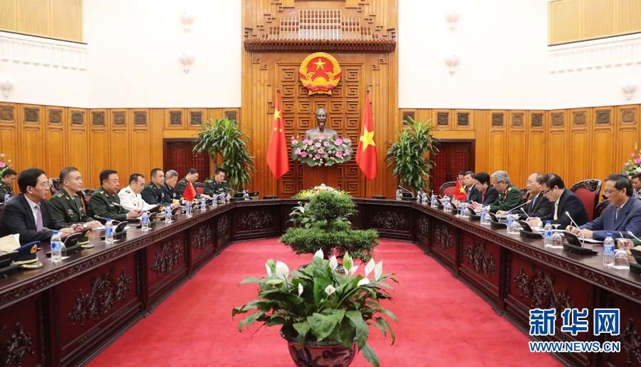 6月18日,在越南首都河內,正在越南訪問的中央軍委副主席范長龍(左三)會見越南政府總理阮春福(右三)。 新華社發(李曉偉攝) 6月18日,在越南首都河內,正在越南訪問的中央軍委副主席范長龍(左三)會見越南政府總理阮春福(右三)。 新華社發(李曉偉攝)