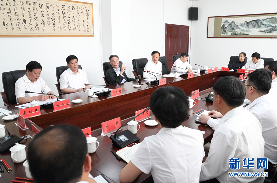 6月20日至22日,中共中央政治局常委、中央紀委書記王岐山在貴州省檢查紀檢監察工作。這是6月21日,王岐山在修文縣委紀委座談會上講話。新華社記者 王曄 攝 6月20日至22日,中共中央政治局常委、中央紀委書記王岐山在貴州省檢查紀檢監察工作。這是6月21日,王岐山在修文縣委紀委座談會上講話。新華社記者 王曄 攝
