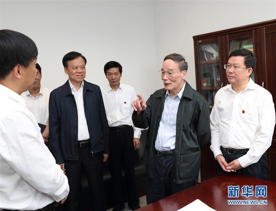6月20日至22日,中共中央政治局常委、中央紀委書記王岐山在貴州省檢查紀檢監察工作。這是6月21日,王岐山在省紀委與紀檢監察干部親切交流。新華社記者 王曄 攝 6月20日至22日,中共中央政治局常委、中央紀委書記王岐山在貴州省檢查紀檢監察工作。這是6月21日,王岐山在省紀委與紀檢監察干部親切交流。新華社記者 王曄 攝