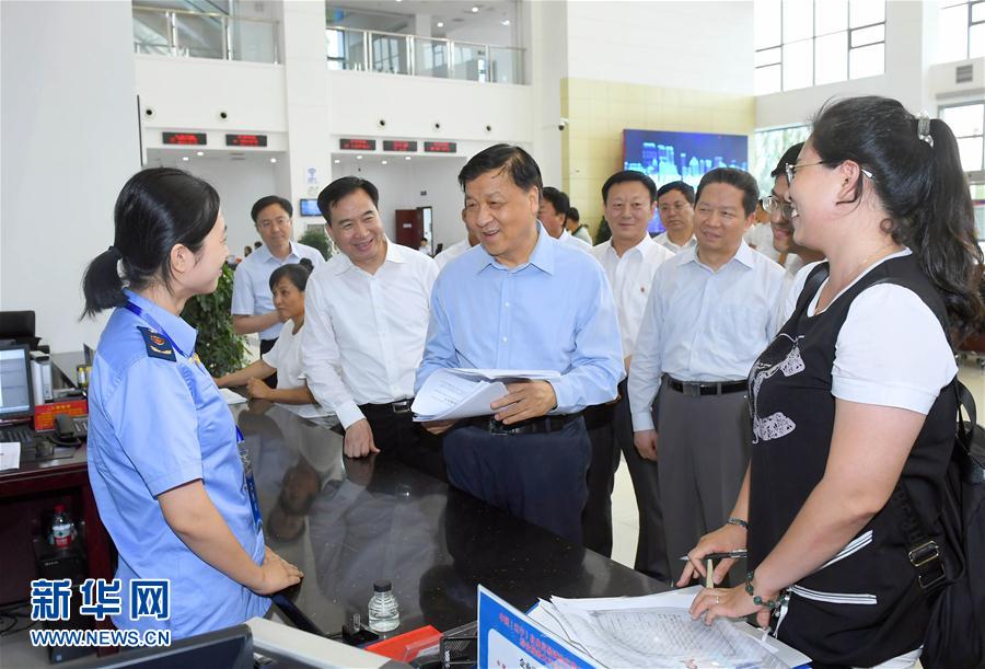 6月22日至24日,中共中央政治局常委、中央書記處書記劉云山在遼寧調研。這是6月22日,劉云山在中國(遼寧)自貿試驗區營口片區與干部群眾深入交流。新華社記者 張鐸 攝 6月22日至24日,中共中央政治局常委、中央書記處書記劉云山在遼寧調研。這是6月22日,劉云山在中國(遼寧)自貿試驗區營口片區與干部群眾深入交流。新華社記者 張鐸 攝