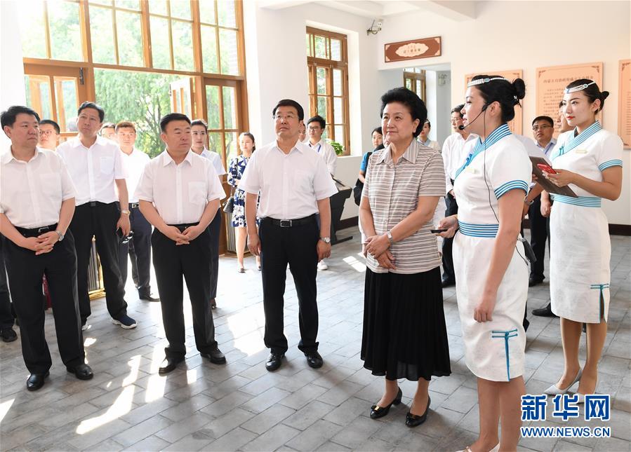 6月25日,全國民族團結進步創建經驗交流現場會在內蒙古興安盟召開,中共中央政治局委員、國務院副總理劉延東出席會議并講話。在內蒙古期間,劉延東考察內蒙古人民代表會議舊址即“五一會址”,深入社區看望各族干部群眾。這是劉延東考察“五一會址”。新華社記者 陳曄華 攝 6月25日,全國民族團結進步創建經驗交流現場會在內蒙古興安盟召開,中共中央政治局委員、國務院副總理劉延東出席會議并講話。在內蒙古期間,劉延東考察內蒙古人民代表會議舊址即“五一會址”,深入社區看望各族干部群眾。這是劉延東考察“五一會址”。新華社記者 陳曄華 攝
