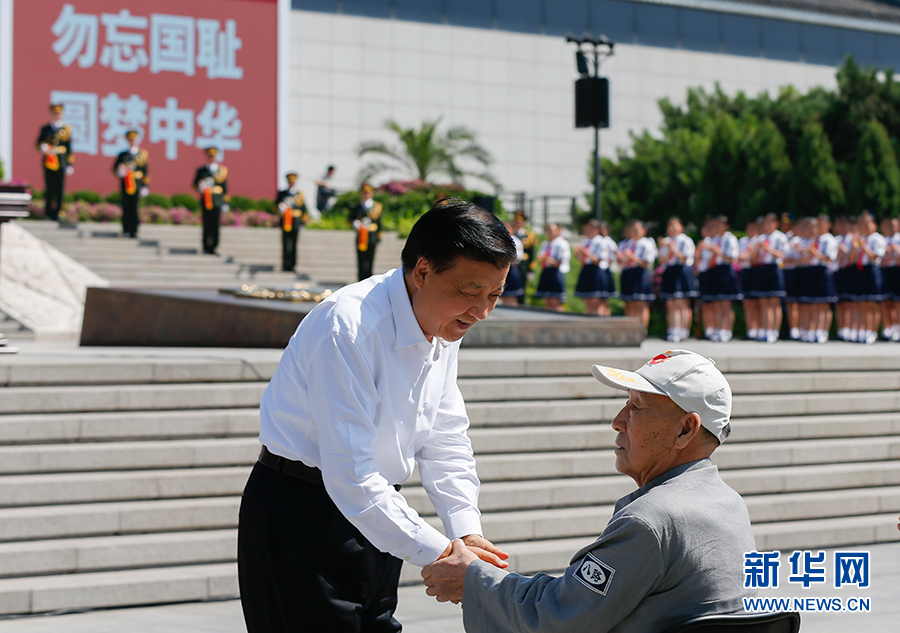 7月7日,紀念全民族抗戰爆發80周年儀式在中國人民抗日戰爭紀念館舉行。中共中央政治局常委、中央書記處書記劉云山出席儀式并講話。這是儀式開始前,劉云山與老八路代表握手。新華社記者崔新鈺攝 7月7日,紀念全民族抗戰爆發80周年儀式在中國人民抗日戰爭紀念館舉行。中共中央政治局常委、中央書記處書記劉云山出席儀式并講話。這是儀式開始前,劉云山與老八路代表握手。新華社記者崔新鈺攝