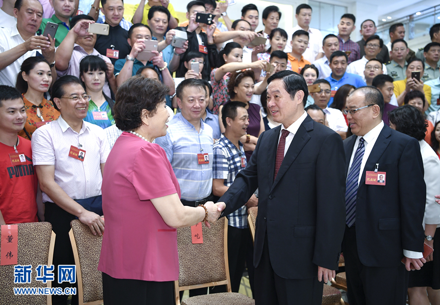 7月19日,中國曲藝家協會第八次全國代表大會在北京召開。中共中央政治局委員、中央書記處書記、中宣部部長劉奇葆出席開幕式并講話。這是開幕式前,劉奇葆接見與會代表。新華社記者 張領 攝 7月19日,中國曲藝家協會第八次全國代表大會在北京召開。中共中央政治局委員、中央書記處書記、中宣部部長劉奇葆出席開幕式并講話。這是開幕式前,劉奇葆接見與會代表。新華社記者 張領 攝