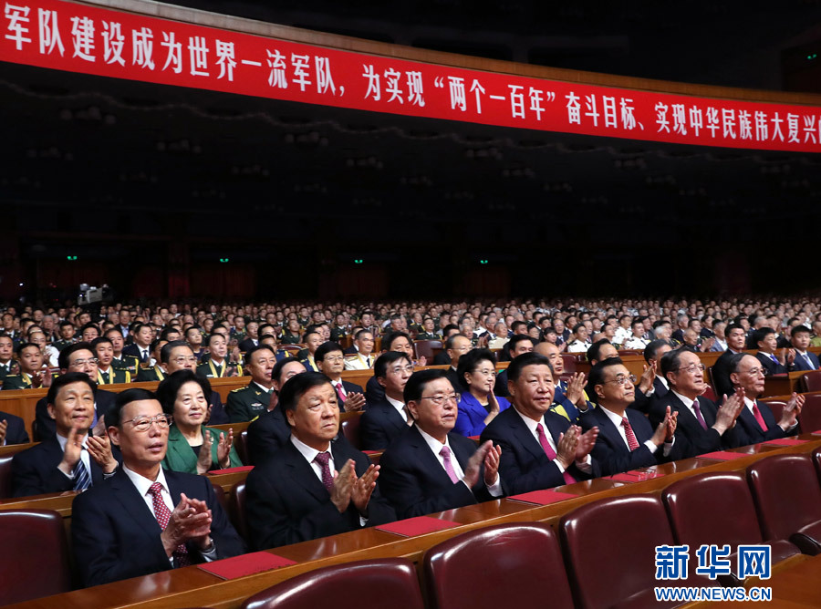 7月28日,慶祝中國人民解放軍建軍90周年文藝晚會《在黨的旗幟下》在北京人民大會堂舉行。中共中央總書記、國家主席、中央軍委主席習近平和李克強、張德江、俞正聲、劉云山、王岐山、張高麗等黨和國家領導人,與首都3000多名各界群眾一起觀看演出。新華社記者 馬占成 攝 7月28日,慶祝中國人民解放軍建軍90周年文藝晚會《在黨的旗幟下》在北京人民大會堂舉行。中共中央總書記、國家主席、中央軍委主席習近平和李克強、張德江、俞正聲、劉云山、王岐山、張高麗等黨和國家領導人,與首都3000多名各界群眾一起觀看演出。新華社記者 馬占成 攝