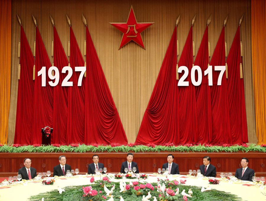 7月31日,中華人民共和國國防部在北京人民大會堂舉行盛大招待會,熱烈慶祝中國人民解放軍建軍90周年。中共中央總書記、國家主席、中央軍委主席習近平和李克強、張德江、俞正聲、劉云山、王岐山、張高麗等黨和國家領導人出席招待會。新華社記者 鞠鵬 攝 7月31日,中華人民共和國國防部在北京人民大會堂舉行盛大招待會,熱烈慶祝中國人民解放軍建軍90周年。中共中央總書記、國家主席、中央軍委主席習近平和李克強、張德江、俞正聲、劉云山、王岐山、張高麗等黨和國家領導人出席招待會。新華社記者 鞠鵬 攝