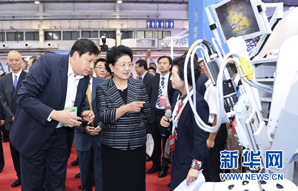 8月23日,2017世界機器人大會開幕式在北京舉行,中共中央政治局委員、國務院副總理劉延東出席并講話。這是開幕式后,劉延東參觀機器人應用展覽。新華社記者 張領 攝 8月23日,2017世界機器人大會開幕式在北京舉行,中共中央政治局委員、國務院副總理劉延東出席并講話。這是開幕式后,劉延東參觀機器人應用展覽。新華社記者 張領 攝