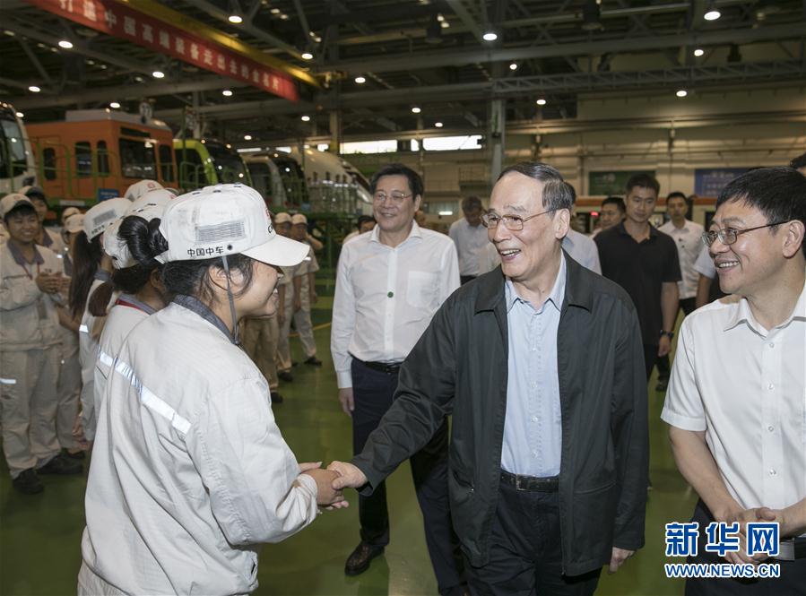 9月3日至5日,中共中央政治局常委、中央紀委書記、中央巡視工作領導小組組長王岐山在湖南省調研并主持召開巡察工作座談會。這是9月4日,王岐山到中國中車株洲電力機車有限公司考察。新華社記者 王曄 攝
 9月3日至5日,中共中央政治局常委、中央紀委書記、中央巡視工作領導小組組長王岐山在湖南省調研并主持召開巡察工作座談會。這是9月4日,王岐山到中國中車株洲電力機車有限公司考察。新華社記者 王曄 攝