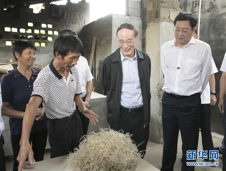 9月3日至5日,中共中央政治局常委、中央紀委書記、中央巡視工作領導小組組長王岐山在湖南省調研并主持召開巡察工作座談會。這是9月4日,王岐山在瀏陽市官橋鎮石灰嘴村貧困戶家中了解脫貧情況。新華社記者 王曄 攝
 9月3日至5日,中共中央政治局常委、中央紀委書記、中央巡視工作領導小組組長王岐山在湖南省調研并主持召開巡察工作座談會。這是9月4日,王岐山在瀏陽市官橋鎮石灰嘴村貧困戶家中了解脫貧情況。新華社記者 王曄 攝