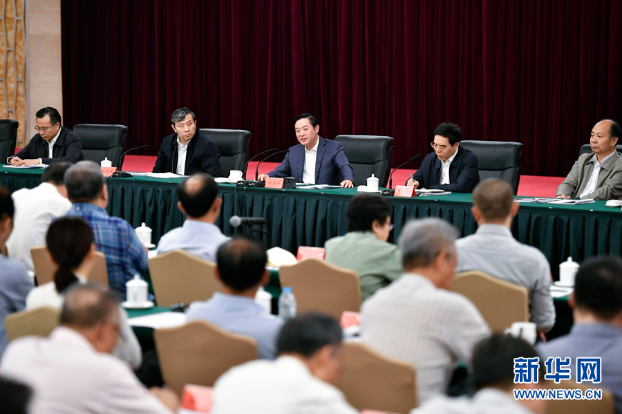 9月7日,中共中央政治局委員、中央書記處書記、中宣部部長劉奇葆在北京出席全國電視劇工作座談會并講話。 新華社記者 燕雁 攝
 9月7日,中共中央政治局委員、中央書記處書記、中宣部部長劉奇葆在北京出席全國電視劇工作座談會并講話。 新華社記者 燕雁 攝