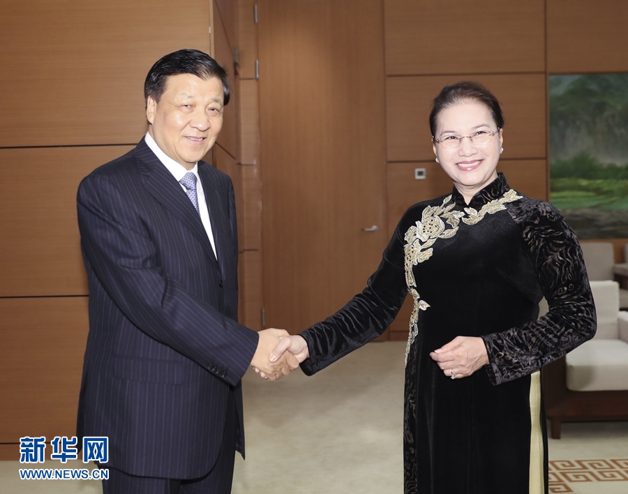 應越南共產黨邀請,中共中央政治局常委、中央書記處書記劉云山9月18日至19日對越南進行正式訪問。這是9月19日,劉云山在河內會見越南國會主席阮氏金銀。 新華社記者 丁林 攝 應越南共產黨邀請,中共中央政治局常委、中央書記處書記劉云山9月18日至19日對越南進行正式訪問。這是9月19日,劉云山在河內會見越南國會主席阮氏金銀。 新華社記者 丁林 攝