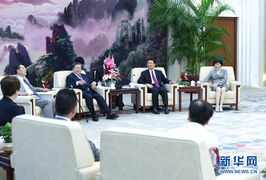9月20日,國家副主席李源潮在北京會見由黨的最高顧問、前眾議長橫路孝弘率領的日本民進黨政治家代表團。 新華社記者 張領 攝  9月20日,國家副主席李源潮在北京會見由黨的最高顧問、前眾議長橫路孝弘率領的日本民進黨政治家代表團。 新華社記者 張領 攝